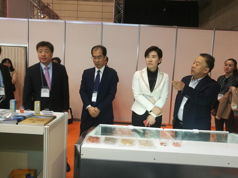 4    威海市副市长杨丽巡展期间来到公司展位,听